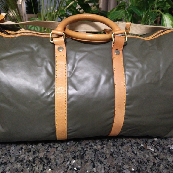 Hunting World Natural Leather Duffle Bag **RARE FIND!!** (AUTHENTIC) - Picture 2 of 16